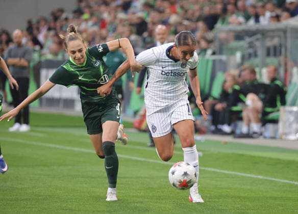 Sophia Kleinherne (VfL Wolfsburg) im Duell mit Haley Bugeja (Inter Mailand) Fussball, Frauen, Saison 2026 2027, Womens Champions LeagueQualifikation, 3.Runde, VfL Wolfsburg gegen Inter Mailand, 2-0