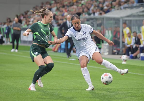 Sophia Kleinherne (VfL Wolfsburg) im Duell mit Haley Bugeja (Inter Mailand) Fussball, Frauen, Saison 2026 2027, Womens Champions LeagueQualifikation, 3.Runde, VfL Wolfsburg gegen Inter Mailand, 2-0