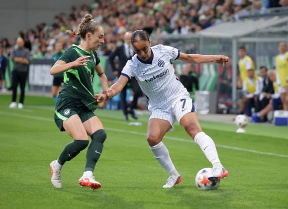 Sophia Kleinherne (VfL Wolfsburg) im Duell mit Haley Bugeja (Inter Mailand) Fussball, Frauen, Saison 2026 2027, Womens Champions LeagueQualifikation, 3.Runde, VfL Wolfsburg gegen Inter Mailand, 2-0