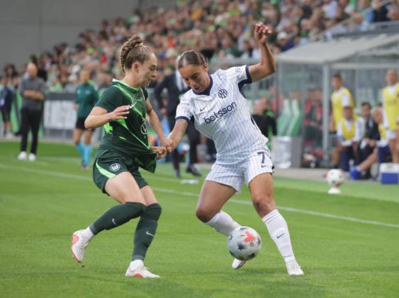Sophia Kleinherne (VfL Wolfsburg) im Duell mit Haley Bugeja (Inter Mailand) Fussball, Frauen, Saison 2026 2027, Womens Champions LeagueQualifikation, 3.Runde, VfL Wolfsburg gegen Inter Mailand, 2-0