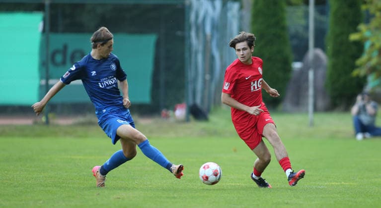 Fußball, Saison 2026 2027, Regionalliga Nord, Eimsbütteler TV - Bremer SV. Daniel Paul Olivier Michel (BSV, l.), Tom Politz. Wandsbek Hamburg