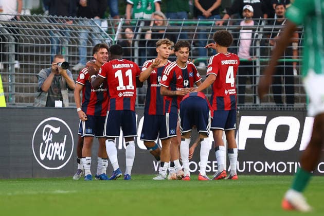 2 Dorian Migalic (Hamburger SV U21, U 21 bejubelt mit seinen Teamkollegen seinen Treffer zum 0:2. Fußball I Herren I Regionalliga Nord I Saison 2026-2027 I 5. Spieltag I VfB Lübeck - Hamburger SV U21 I 26.08.2026 I Stadion an der Lohmühle *** 2 Dorian Migalic of Hamburger SV U21 celebrates his goal—making the score 0–2—with his teammates. Soccer Men s Regionalliga Nord 2026–2027 Season Matchday 5 VfB Lübeck vs. Hamburger SV U21 August 26, 2026 I Stadion an der Lohmühle