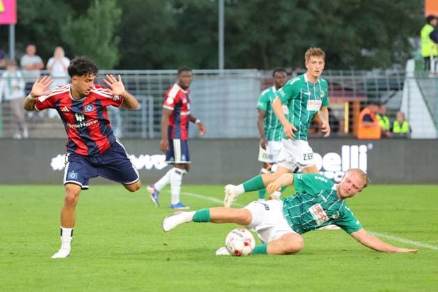 26.08.26, GER, Regionalliga Nord, Fussball, 1. Spieltag, Saison 2026 2027, Dietmar-Scholze-Stadion an der Lohmuehle, VfB Lübeck vs Hamburger SV II Mehmet YÄ±ldÄ±rÄ±m (Hamburger SV II 23) im Zweikampf gegen Tom Kankowski (VfB Luebeck 08) Foto nordphoto GmbH Tauchnitz Luebeck Dietmar-Scholze-Stadion an der Lohmuehle SH Germany *** August 26, 2026, GER, Regionalliga Nord, Soccer, Matchday 1, 2026–2027 Season, Dietmar Scholze Stadium at the Lohmühle, VfB Lübeck vs. Hamburger SV II Mehmet Yildirim (Hamburger SV II, No. 23) in a tackle against Tom Kankowski (VfB Lübeck 08) Photo: nordphoto GmbH Tauchnitz, Lübeck, Dietmar Scholze Stadium an der Lohmühle, SH, Germany Copyright: xnordphotoxGmbHx xTauchnitzx