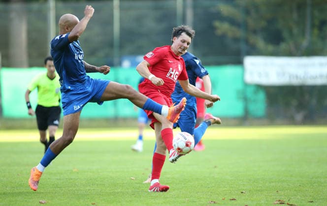 Fußball, Saison 2026 2027, Regionalliga Nord, Eimsbütteler TV - Bremer SV. Anthony Nwachukwu (BSV, l.), Jasper Hölscher. Wandsbek Hamburg
