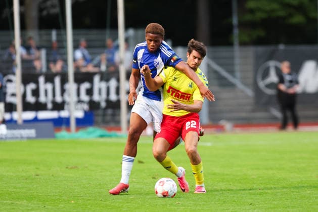 26.08.2026, Fussball, Herren, Regionalliga Nord, 5. Spieltag, SV Atlas Delmenhorst - BSV Kickers Emden, Jubes Ticha (blau 29 BSV Kickers Emden) im Zweikampf mit Linus Urban (22 SV Atlas Delmenhorst)