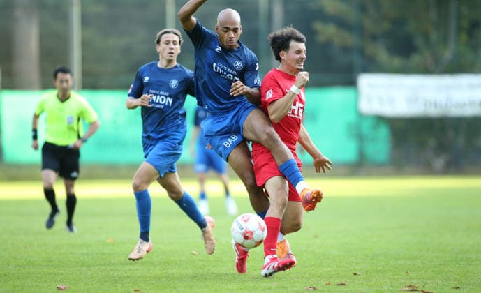 Fußball, Saison 2026 2027, Regionalliga Nord, Eimsbütteler TV - Bremer SV. Anthony Nwachukwu (BSV, l.), Jasper Hölscher. Wandsbek Hamburg