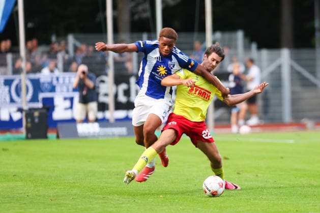 26.08.2026, Fussball, Herren, Regionalliga Nord, 5. Spieltag, SV Atlas Delmenhorst - BSV Kickers Emden, Jubes Ticha (blau 29 BSV Kickers Emden) im Zweikampf mit Linus Urban (22 SV Atlas Delmenhorst)