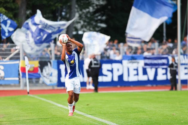 26.08.2026, Fussball, Herren, Regionalliga Nord, 5. Spieltag, SV Atlas Delmenhorst - BSV Kickers Emden, Jubes Ticha (blau 29 BSV Kickers Emden) beim Einwurf