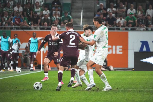 Fussball: Österreich: UEFA Conference League 2026 2027 - Play-offs - Rückspiel, 26.08.2026 - SK Rapid Wien (Österreich) vs. Heart of Midlothian FC (Hearts - Schottland) - Weststadion (Wien, Österreich); Christian Borchgrevink (Heart of Midlothian FC) mit Ercan Kara (SK Rapid Wien) Copyright: xLukasxBierederx