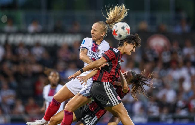 GER, Frankfurt, Eintracht Frankfurt vs Paris Saint-Germain, UEFA Womens Champions League, Fussball, UEFA, Spielzeit 2026 2027, Stadion am Brentanobad, 3. Quali-Runde, Hinspiel im Bild v.l.: Paulina Dudek (Paris Saint-Germain Frauen 4), Dilara Acikgoz (Eintracht Frankfurt Frauen 29) DFB DFL REGULATIONS PROHIBIT ANY USE OF PHOTOGRAPHS AS IMAGE SEQUENCES AND OR QUASI-VIDEO, 26.08.2026 Copyright: HMBxMedia HendrikxHamelau