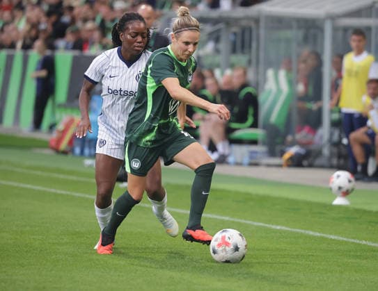 Toni Payne (Inter Mailand), Svenja Huth (VfL Wolfsburg) Fussball, Frauen, Saison 2026 2027, Womens Champions LeagueQualifikation, 3.Runde, VfL Wolfsburg gegen Inter Mailand, 2-0