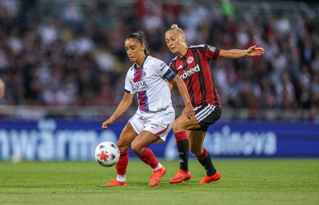 GER, Frankfurt, Eintracht Frankfurt vs Paris Saint-Germain, UEFA Womens Champions League, Fussball, UEFA, Spielzeit 2026 2027, Stadion am Brentanobad, 3. Quali-Runde, Hinspiel im Bild v.l.: Sakina Karchaoui (Paris Saint-Germain Frauen 7), Hanna Bennison (Eintracht Frankfurt Frauen 8), Zweikampf DFB DFL REGULATIONS PROHIBIT ANY USE OF PHOTOGRAPHS AS IMAGE SEQUENCES AND OR QUASI-VIDEO, 26.08.2026 Copyright: HMBxMedia HendrikxHamelau