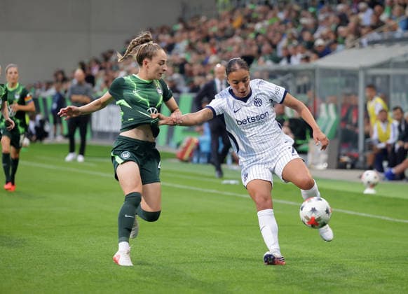 Sophia Kleinherne (VfL Wolfsburg) im Duell mit Haley Bugeja (Inter Mailand) Fussball, Frauen, Saison 2026 2027, Womens Champions LeagueQualifikation, 3.Runde, VfL Wolfsburg gegen Inter Mailand, 2-0