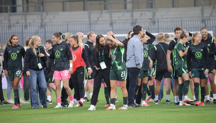 Fussball, Frauen, Saison 2026 2027, Womens Champions LeagueQualifikation, 3.Runde, VfL Wolfsburg gegen Inter Mailand, 2-0 Freude bei Vanessa Bernauer und den Wolfsburgerinnen