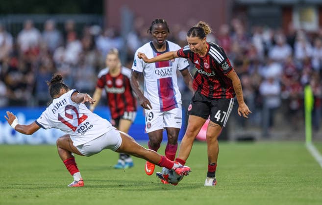 GER, Frankfurt, Eintracht Frankfurt vs Paris Saint-Germain, UEFA Womens Champions League, Fussball, UEFA, Spielzeit 2026 2027, Stadion am Brentanobad, 3. Quali-Runde, Hinspiel im Bild v.l.: Isabela (Paris Saint-Germain Frauen 12), Merveille Kanjinga (Paris Saint-Germain Frauen 19), Larissa Mühlhaus (Eintracht Frankfurt Frauen 47) DFB DFL REGULATIONS PROHIBIT ANY USE OF PHOTOGRAPHS AS IMAGE SEQUENCES AND OR QUASI-VIDEO, 26.08.2026 Copyright: HMBxMedia HendrikxHamelau