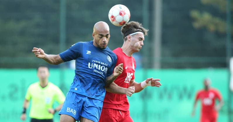 Fußball, Saison 2026 2027, Regionalliga Nord, Eimsbütteler TV - Bremer SV. Anthony Nwachukwu (BSV, l.), Toralf Hense. Wandsbek Hamburg