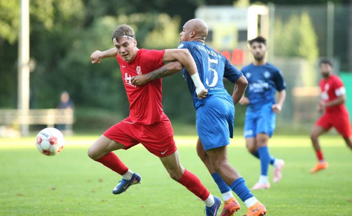 Fußball, Saison 2026 2027, Regionalliga Nord, Eimsbütteler TV - Bremer SV. Anthony Nwachukwu (BSV, r.), Toralf Hense. Wandsbek Hamburg