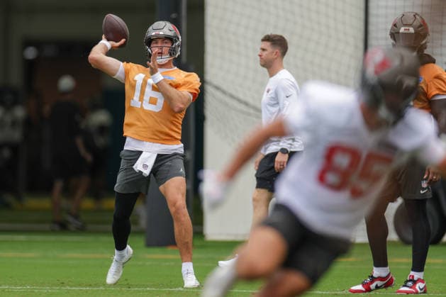 JACKSONVILLE, FL - AUGUST 26: Connor Bazelak 16 of the Tampa Bay Buccaneers throws a pass during the Jacksonville Jaguars joint practice with the Tampa Bay Buccaneers on August 26, 2026 at the Miller Electric Center in Jacksonville, Fl. (Photo by David Rosenblum Icon Sportswire) NFL, American Football Herren, USA AUG 26 Jaguars Training Camp EDITORIAL USE ONLY Icon260826251337