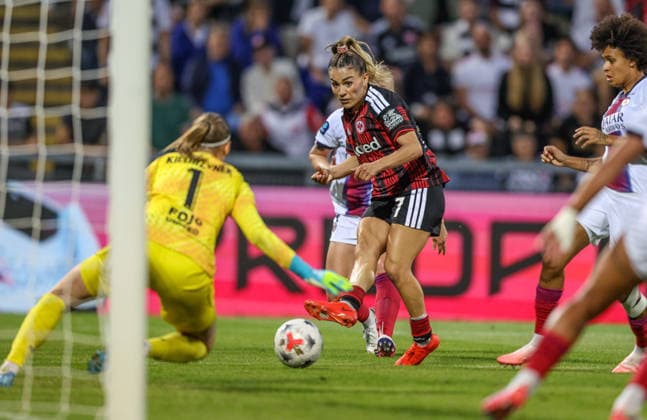 GER, Frankfurt, Eintracht Frankfurt vs Paris Saint-Germain, UEFA Womens Champions League, Fussball, UEFA, Spielzeit 2026 2027, Stadion am Brentanobad, 3. Quali-Runde, Hinspiel im Bild: Ereleta Memeti (Eintracht Frankfurt Frauen 7), Torschuss, große Torchance, Katarzyna Kiedrzynek (Paris Saint-Germain Frauen 1) DFB DFL REGULATIONS PROHIBIT ANY USE OF PHOTOGRAPHS AS IMAGE SEQUENCES AND OR QUASI-VIDEO, 26.08.2026 Copyright: HMBxMedia HendrikxHamelau