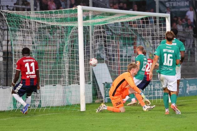 26.08.26, GER, Regionalliga Nord, Fussball, 1. Spieltag, Saison 2026 2027, Dietmar-Scholze-Stadion an der Lohmuehle, VfB Lübeck vs Hamburger SV II Tor zum 1:3. Torschütze Torschuetze Kilian Machado (Hamburger SV II 20) trifft zum 1:3 ins Tor von Torwart Finn Böhmker Finn Boehmker (VfB Luebeck 01) nach Vorlage von Kelvin Ojo (Hamburger SV II 11) Foto nordphoto GmbH Tauchnitz Luebeck Dietmar-Scholze-Stadion an der Lohmuehle SH Germany *** August 26, 2026, GER, Regionalliga Nord, Soccer, Matchday 1, 2026–2027 Season, Dietmar Scholze Stadium an der Lohmühle, VfB Lübeck vs. Hamburger SV II Goal to make it 1–3 Scorer: Kilian Machado (Hamburger SV II 20) scores the 1–3 goal past goalkeeper Finn Böhmker (VfB Lübeck 01) following an assist from Kelvin Ojo (Hamburger SV II 11). Photo: nordphoto GmbH, Tauchnitz, Lübeck, Dietmar Scholze Stadium an der Lohmühle, SH, Germany Copyright: xnordphotoxGmbHx xTauchnitzx