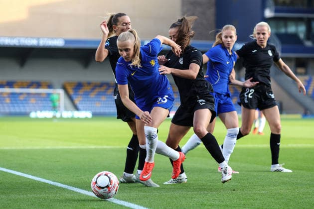 Chelsea v Real Sociedad Women 26 August 2026, London - UEFA Women s Champions League, Third Qualifying Round, First Leg - Chelsea v Real Sociedad Women - Aggie Beever-Jones of Chelsea pulls away from the Real Sociedad defenders - Photo: Charlotte Wilson Offside. London UK Copyright: xCharlottexWilsonx xOffsidexOffside