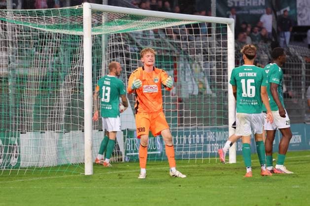 26.08.26, GER, Regionalliga Nord, Fussball, 1. Spieltag, Saison 2026 2027, Dietmar-Scholze-Stadion an der Lohmuehle, VfB Lübeck vs Hamburger SV II Torwart Finn Böhmker Finn Boehmker (VfB Luebeck 01) ist enttäuscht enttaeuschtnach dem 1:3 Foto nordphoto GmbH Tauchnitz Luebeck Dietmar-Scholze-Stadion an der Lohmuehle SH Germany *** August 26, 2026, GER, Regionalliga Nord, Soccer, Matchday 1, 2026–2027 Season, Dietmar Scholze Stadium an der Lohmuehle, VfB Lübeck vs. Hamburger SV II Goalkeeper Finn Böhmker (Finn Boehmker) of VfB Lübeck 01 is disappointed after the 1–3 loss. Photo: nordphoto GmbH, Tauchnitz, Lübeck, Dietmar Scholze Stadium an der Lohmuehle, SH, Germany Copyright: xnordphotoxGmbHx xTauchnitzx
