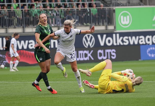 Lara Prasnikar (VfL Wolfsburg), Olivia Schough (Inter Mailand), Cecilia Ran Runarsdottir (Inter Mailand) Fussball, Frauen, Saison 2026 2027, Womens Champions LeagueQualifikation, 3.Runde, VfL Wolfsburg gegen Inter Mailand, 2-0
