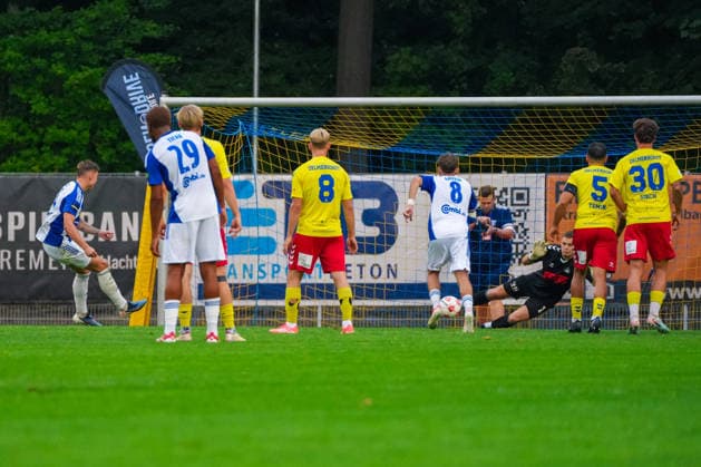 Luc Ihorst (BSV Kickers Emden, 14) verschossener Elfmeter, Damian Schobert (SV Atlas Delmenhorst, 1), Deutschland: Fussball, Regionalliga Nord, Saison 2026 27, 5. Spieltag, 26.08.2026, SV Atlas Delmenhorst vs BSV Kickers Emden, Stadion an der Düsternortstraße (Delmenhorst, Niedersachsen) Copyright: xLeonxFrickx
