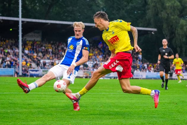 Eric Anozie (SV Atlas Delmenhorst, 29), Theo Schröder (BSV Kickers Emden, 9), Deutschland: Fussball, Regionalliga Nord, Saison 2026 27, 5. Spieltag, 26.08.2026, SV Atlas Delmenhorst vs BSV Kickers Emden, Stadion an der Düsternortstraße (Delmenhorst, Niedersachsen) Copyright: xLeonxFrickx