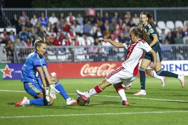 AMSTERDAM , 26-08-2026, Sportcomplex De Toekomst , Champions League Women , football , Third qualifying round 1st leg season 2026 2027 , match between Ajax and Real Madrid (women) , picture shows Ajax player Elisa Van Dijk , Real Madrid goalkeeper Merle Frohms Ajax - Real Madrid (women)  x206069423x Copyright: