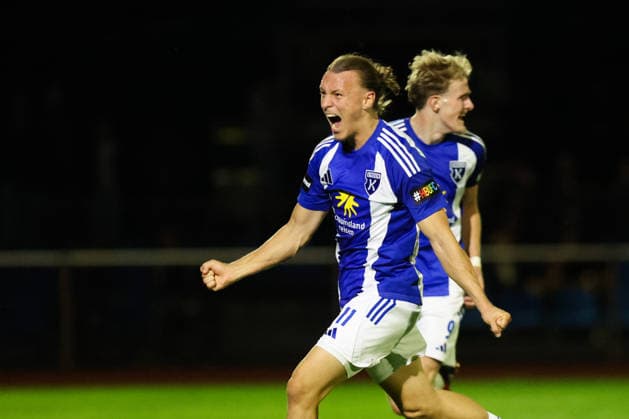 26.08.2026, Fussball, Herren, Regionalliga Nord, 5. Spieltag, SV Atlas Delmenhorst - BSV Kickers Emden, Matti Tjaden (blau 11 BSV Kickers Emden) bejubelt den Treffer zum 2:3 von Luc Ihorst (blau 14 BSV Kickers Emden)