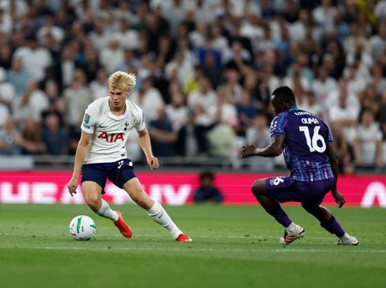 Lucas Bergvall of Tottenham Hotspur gets away from Timothy Ouma of Charlton Athletic Tottenham Hotspur v Charlton Athletic, EFL Carabao Cup, Second Round, Football, Tottenham Hotspur Stadium, London, UK - 26 Aug 2026London Tottenham Hotspur Stadium United Kingdom EDITORIAL USE ONLY No use with unauthorised audio, video, data, fixture lists, club league logos or live services. Online in-match use limited to 120 images, no video emulation. No use in betting, games or single club league player publications. Copyright: xMattxImpey Shutterstockx 17115050al