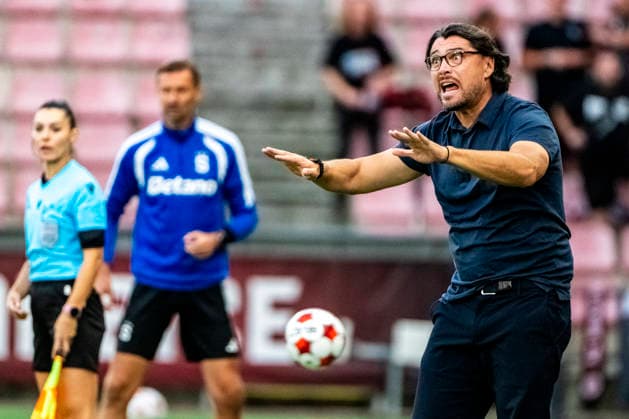 Head coach Cristian Toro (Servette) gestures during the UEFA Women s Champions League, third qualifying round, opening match: AC Sparta Praha vs Servette FC Geneva, in Prague, Czech Republic, on August 26, 202 (CTKxPhoto VitxSimanek) CTKPhotoP2026082607289  CTKPhotoP2026082607289