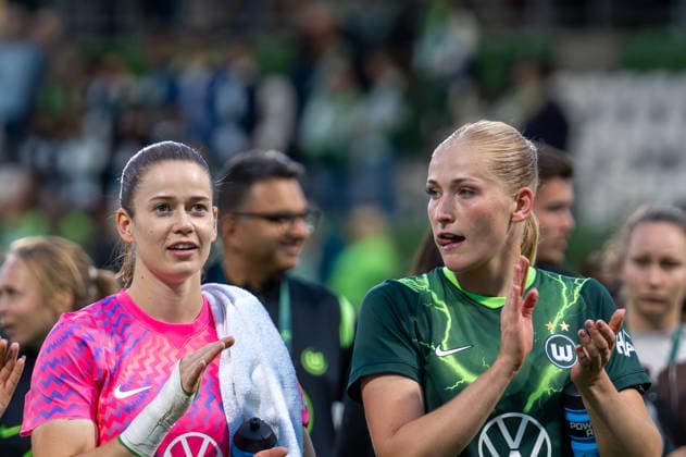 Deutschland, Fussball, UEFA, Womens Champions League, Qualifikation, 3. Runde, Hinspiel 2026 2027: VfL Wolfsburg - FC Internazionale Mailand am 26.08. in Wolfsburg (AOK-Stadion): Stina Johannes (VfL Wolfsburg, 1) und Camilla Küver (VfL Wolfsburg, 16) nach dem Spiel. Copyright: xSvenxHeidmannx