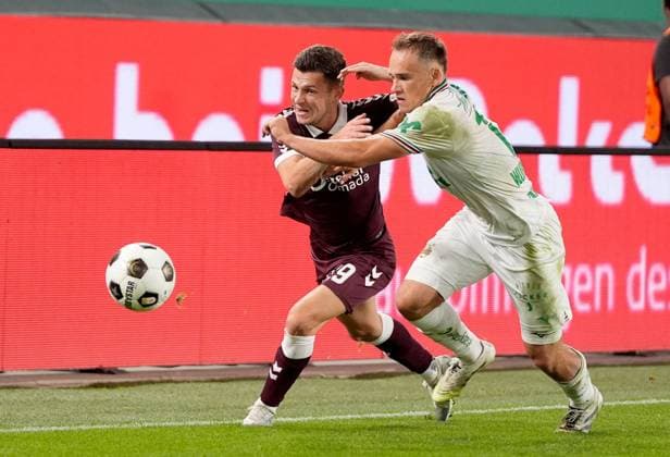 Sabah Kerjota of Heart of Midlothian in action against Petter Dahl of SK Rapid during a UEFA Conference League Play-Off Second Leg match between SK Rapid and Hearts at Weststadion on August 26, 2026 in Vienna, Austria. Rapid Vienna v Heart of Midlothian, UEFA Conference League, Play-Off Round, Second Leg, Football, Allianz Stadion, Vienna, Austria - 26 Aug 2026Vienna Allianz Stadion Austria  Copyright: xChristianxHofer Shutterstockx 17115048fy