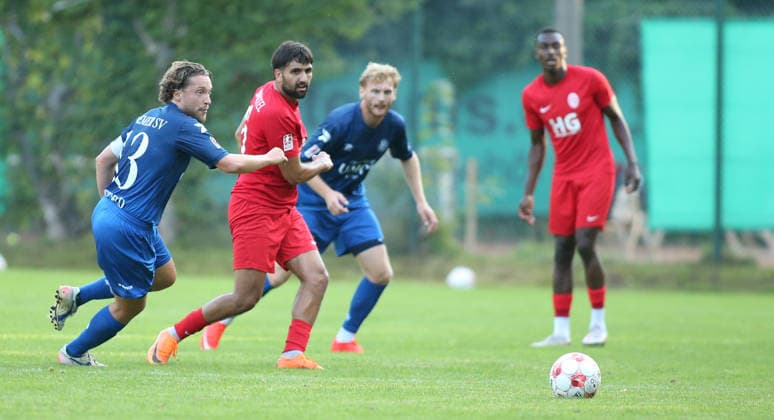 Fußball, Saison 2026 2027, Regionalliga Nord, Eimsbütteler TV - Bremer SV. Justin Bretgeld (BSV, ), Bamo Karim Mohamed (ETV, M.). Wandsbek Hamburg