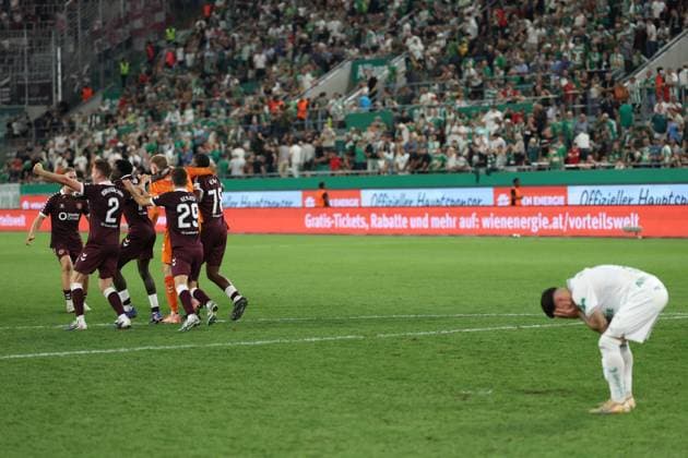 26.August.2026 - SOCCER - 2026 27 UEFA Conference League Play-offs, 2nd Leg, SK Rapid Wien vs Heart of Midlothian FC Heart of Midlothian FC celebrates victory after the match and Marco Tilio (Rapid Wien) shows disappointment after the match VIENNA VIENNA, AUSTRIA Allianz Stadion SK Rapid Wien Allianz Stadion AUSTRIA Copyright: xYigitxOermex xPsxImagesxYigitxOermex xPsxImagesx