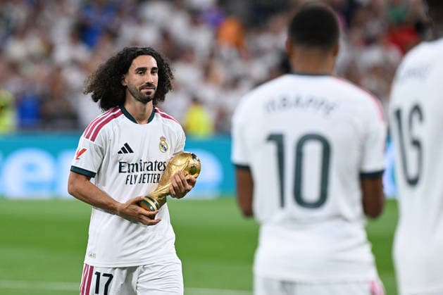 Real Madrid v Real Sociedad - La Liga MADRID, SPAIN - AUGUST 26 : Real Madrid footballer Marc Cucurella and Real Sociedad footballer Mikel Oyarzabal (not seen) who were part of Spain s squad, greet fans before the La Liga first-week match between Real Madrid and Real Sociedad at Santiago Bernabeu Stadium in Madrid, Spain on August 26, 2026, as the FIFA World Cup, WM, Weltmeisterschaft, Fussball trophy won by Spain is brought onto the pitch. Burak Akbulut Anadolu Madrid Spain. Editorial use only. Please get in touch for any other usage.  Copyright: x2026xAnadoluxBurakxAkbulutx