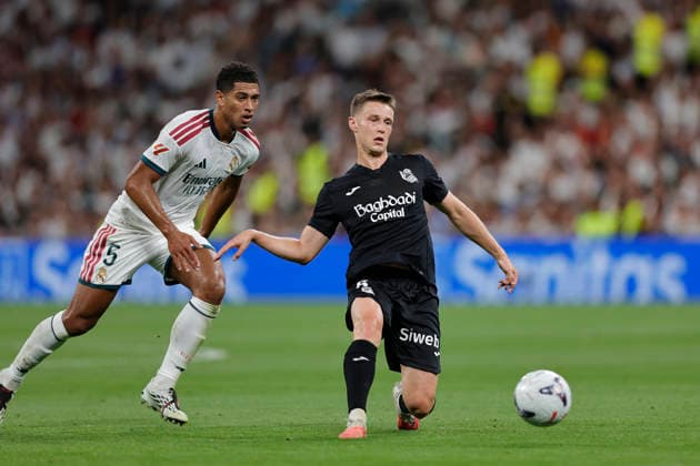 RECORD DATE NOT STATED Benat Turrientes (Real Sociedad) controls the ball during the LaLiga EA Sports match between Real Madrid CF and Real Sociedad de Futbol at Estadio Santiago BernabÃ u on August 26, 2026 in Madrid, Spain. (Photo by Manu Reino DeFodi Images) -