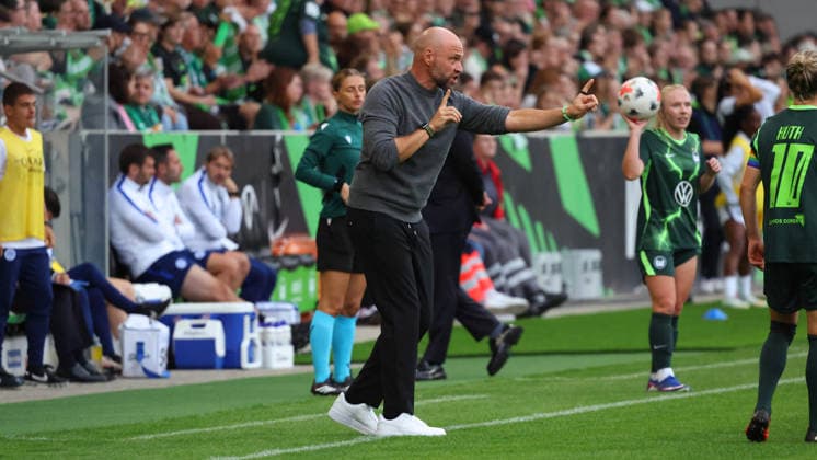 VfL vs. Inter, CL Frauen, Wolfsburg, 26.08.2026, Fußball, Frauen, VfL Wolfsburg vs. FC Inter Mailand, Champions League, Qualifikation, Saison 2026 2027: Cheftrainer Stephan Lerch (VfL Wolfsburg) AOK Stadion Niedersachsen Deutschland