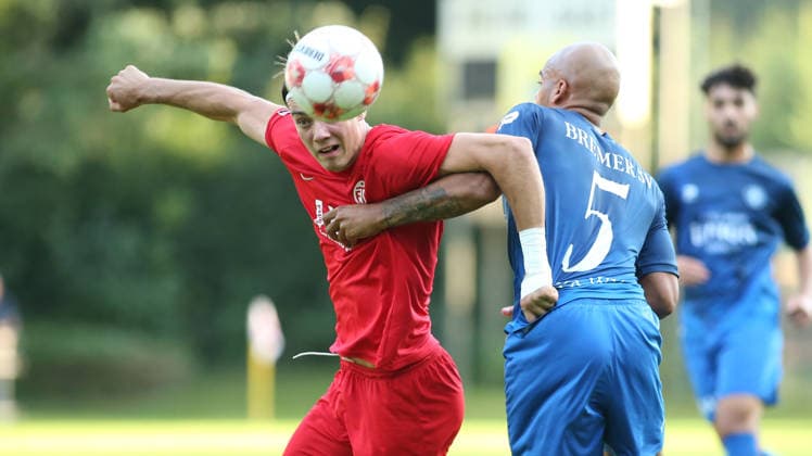 Fußball, Saison 2026 2027, Regionalliga Nord, Eimsbütteler TV - Bremer SV. Anthony Nwachukwu (BSV, r.), Toralf Hense. Wandsbek Hamburg