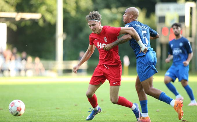 Fußball, Saison 2026 2027, Regionalliga Nord, Eimsbütteler TV - Bremer SV. Anthony Nwachukwu (BSV, r.), Toralf Hense. Wandsbek Hamburg