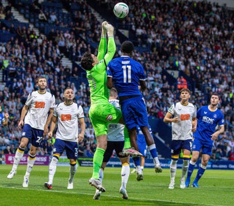 Preston North End v Everton Carabao Cup Lee Nicholls of Preston North End (left) and Thierno Barry of Everton (right) challenge for the ball during the Carabao Cup Second Round match at Deepdale, Preston 26 08 2026 UK Newspapers OUT Copyright: xJamesxHarrisonx FIL-23830-0018