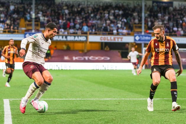 BRADFORD, ENGLAND - AUGUST 26: Zeki Amdouni of Burnley controls the ball during the Carabao Cup match between Bradford City and Burnley at Valley Parade on August 26, 2026 in Bradford, England. Copyright: xSeanxChandlerx xSPPx Sportspressphoto_SPR216418