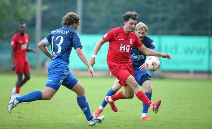 Fußball, Saison 2026 2027, Regionalliga Nord, Eimsbütteler TV - Bremer SV. Justin Bretgeld (BSV, l.), Jasper Hölscher. Wandsbek Hamburg
