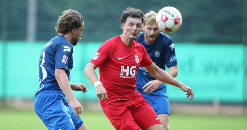 Fußball, Saison 2026 2027, Regionalliga Nord, Eimsbütteler TV - Bremer SV. Justin Bretgeld (BSV, l.), Jasper Hölscher. Wandsbek Hamburg