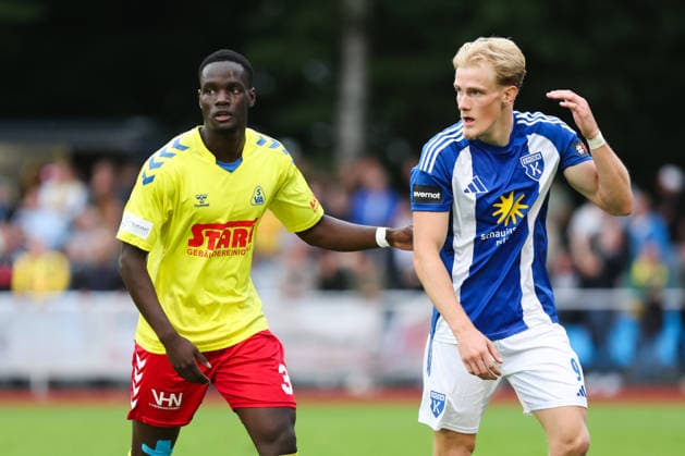 26.08.2026, Fussball, Herren, Regionalliga Nord, 5. Spieltag, SV Atlas Delmenhorst - BSV Kickers Emden, Theo Schröder (blau 9 BSV Kickers Emden) im Zweikampf mit Andre Ndiaye (3 SV Atlas Delmenhorst)
