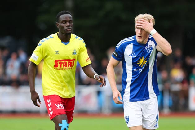 26.08.2026, Fussball, Herren, Regionalliga Nord, 5. Spieltag, SV Atlas Delmenhorst - BSV Kickers Emden, Theo Schröder (blau 9 BSV Kickers Emden) im Zweikampf mit Andre Ndiaye (3 SV Atlas Delmenhorst)