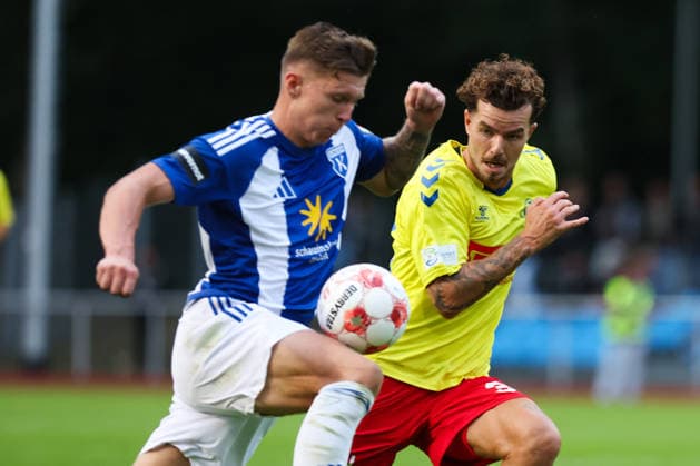 26.08.2026, Fussball, Herren, Regionalliga Nord, 5. Spieltag, SV Atlas Delmenhorst - BSV Kickers Emden, Luc Ihorst (blau 14 BSV Kickers Emden) im Zweikampf mit Mario Siech (30 SV Atlas Delmenhorst)