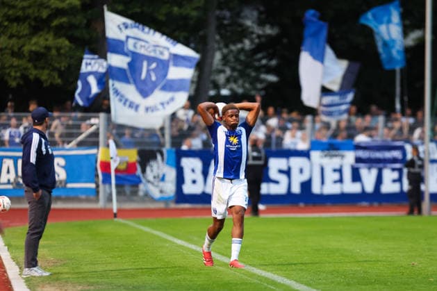 26.08.2026, Fussball, Herren, Regionalliga Nord, 5. Spieltag, SV Atlas Delmenhorst - BSV Kickers Emden, Jubes Ticha (blau 29 BSV Kickers Emden) beim Einwurf